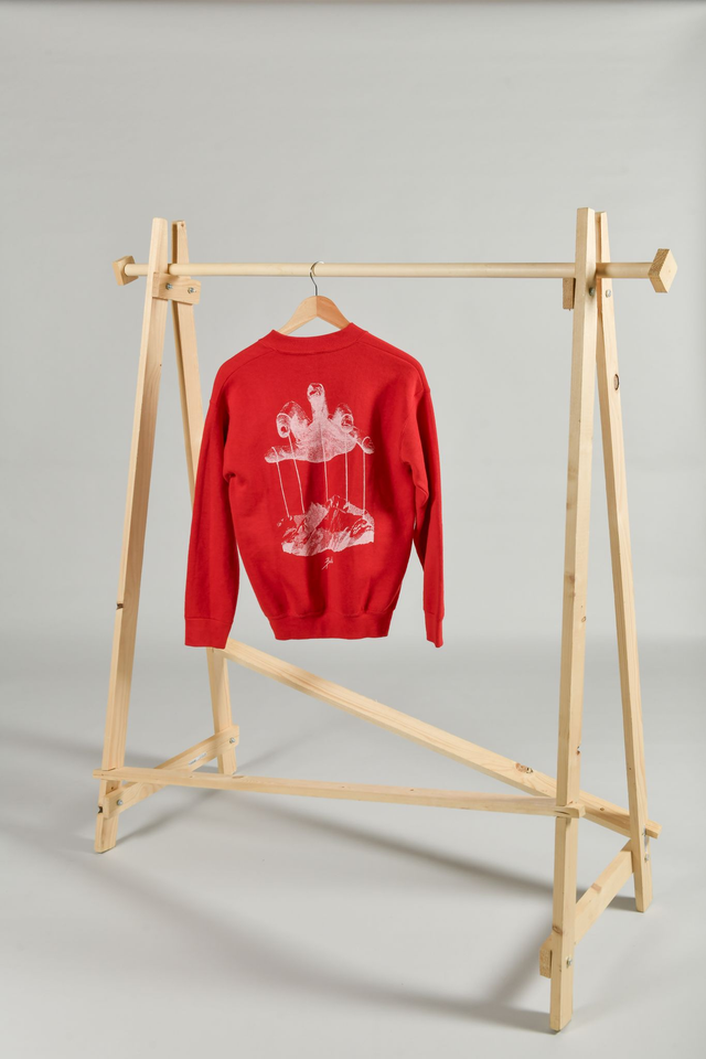 Sweat rouge seconde main sérigraphié – Œuvre montagne pantin
