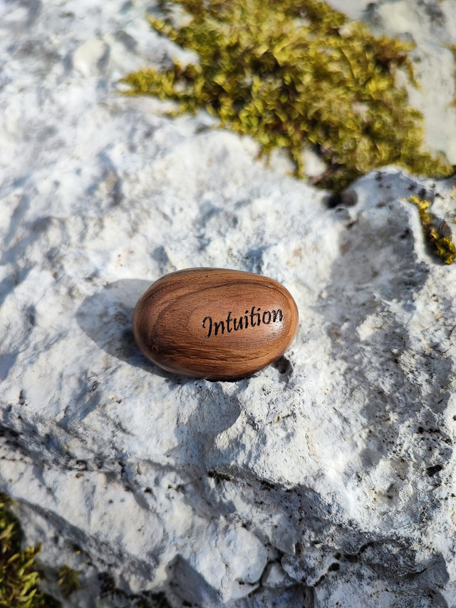 Caillou en Bois de Noyer Noir "Intuition"