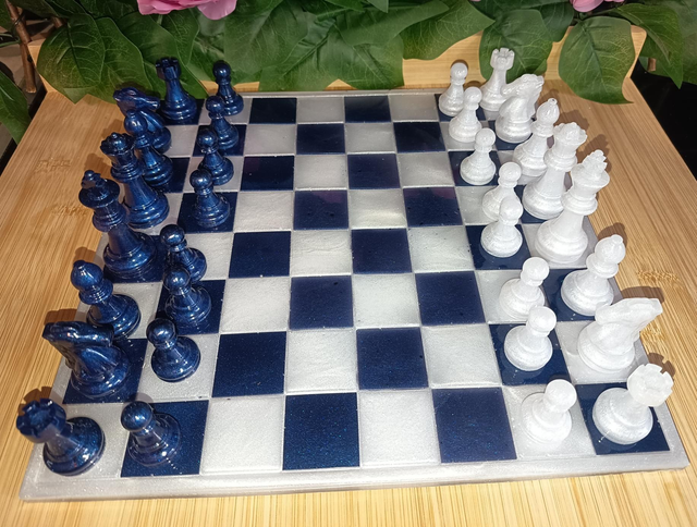 Échiquier bleu-noir et blanc