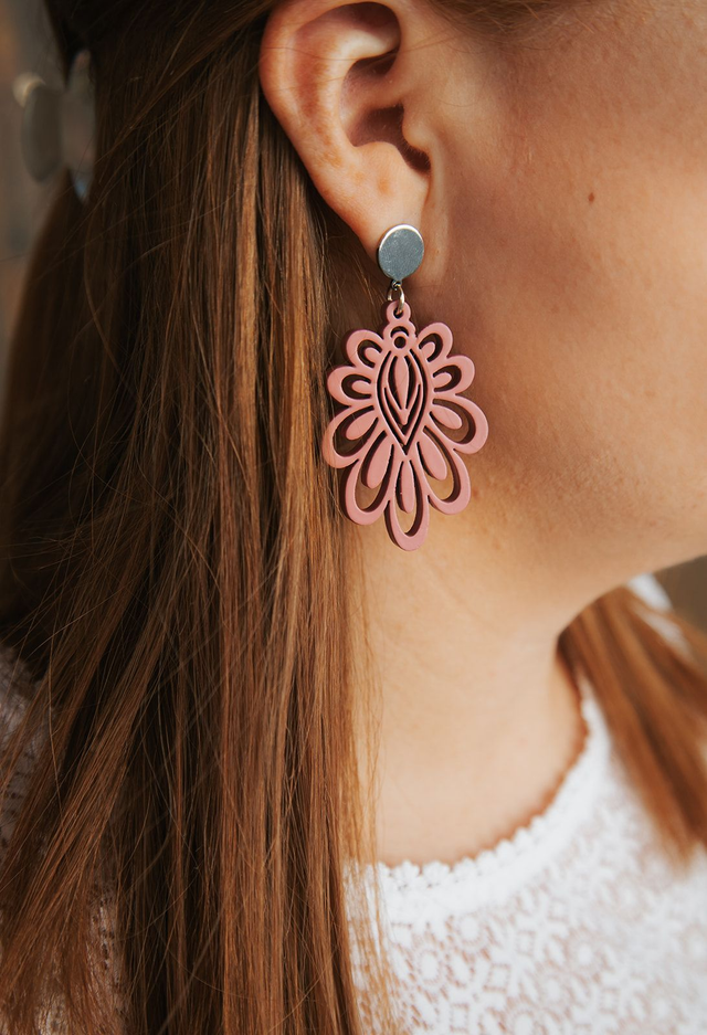 Holzohrringe in altrosa