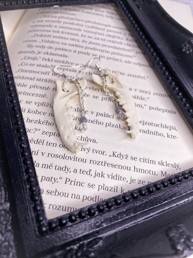 Náušnice Osteology Jaws s řetízkem