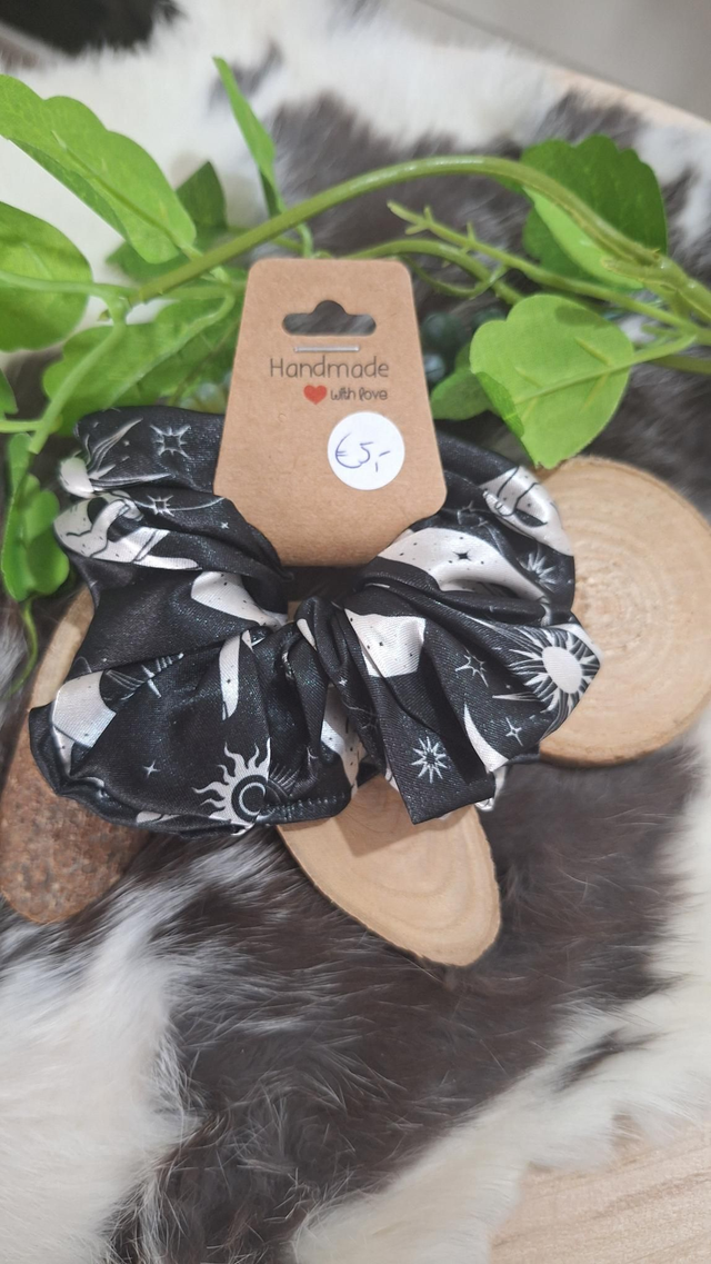 S-002. Stars and hands