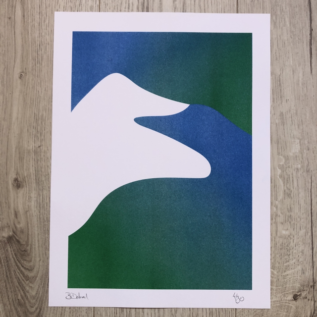 Montagne verte et bleue