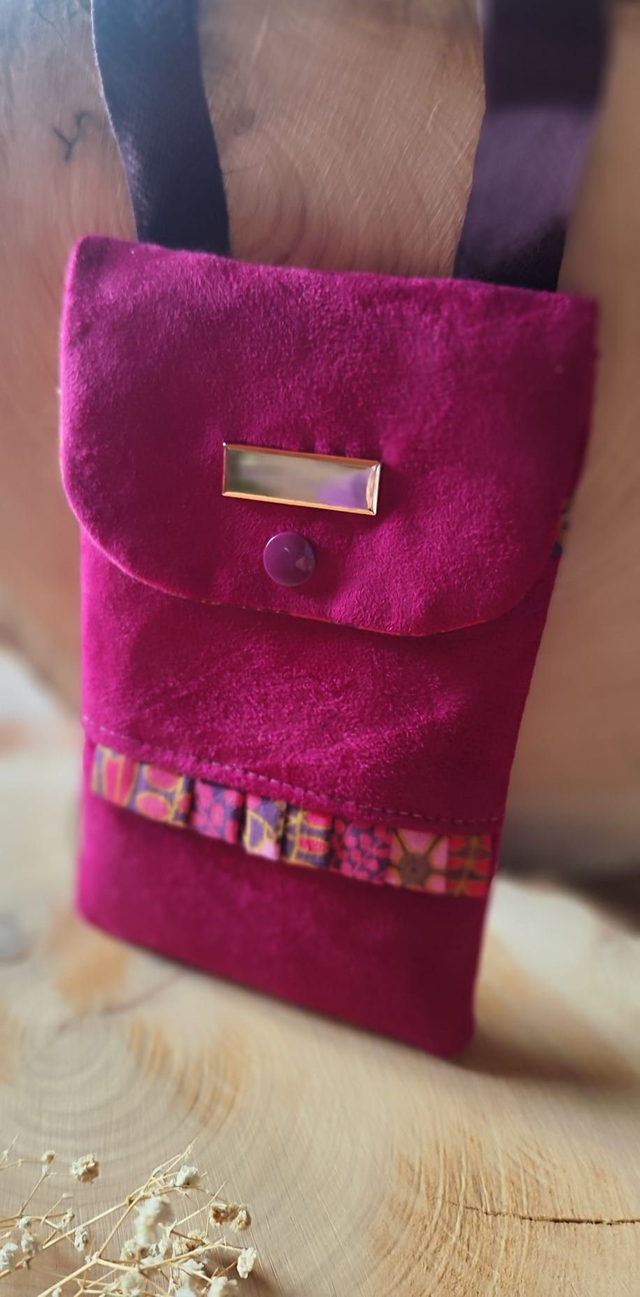 Porte téléphone en suédine fuchsia ✨