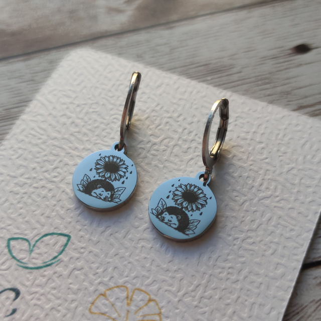 Boucles d&#039;oreilles &quot;Dormeuse&quot; hérisson gravé argenté 