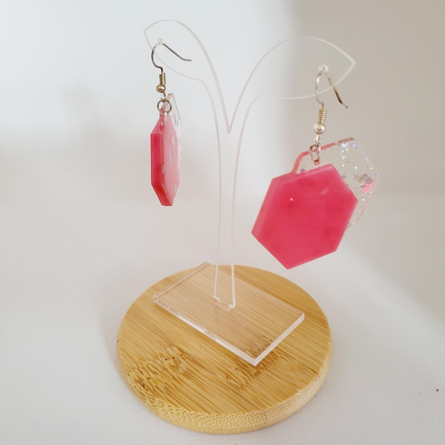 BOUCLE D’OREILLE HEXAGONE ROSE ,TRANSPARENT AVEC PAILETTE ARGENTÉ 