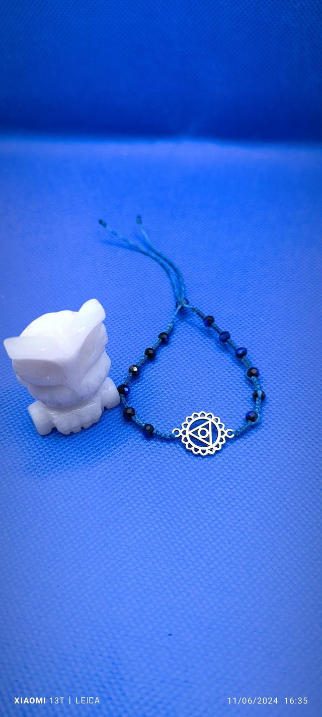 Bracelet chakra bleu avec perles noir reflet bleu 