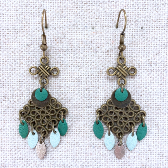Boucles d’oreilles « Chimes » bronze, cuir vert amande, vert wagon et champagne