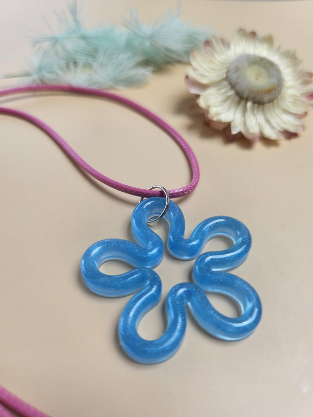Pendentif en résine - Fleur bleue 