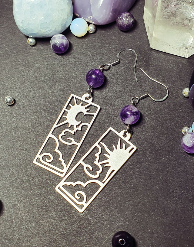 Boucles d&#039;oreilles dépareillées soleil, lune et améthyste 