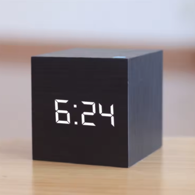 Vierkante Digitale LED Wekker – Houten Retro Design