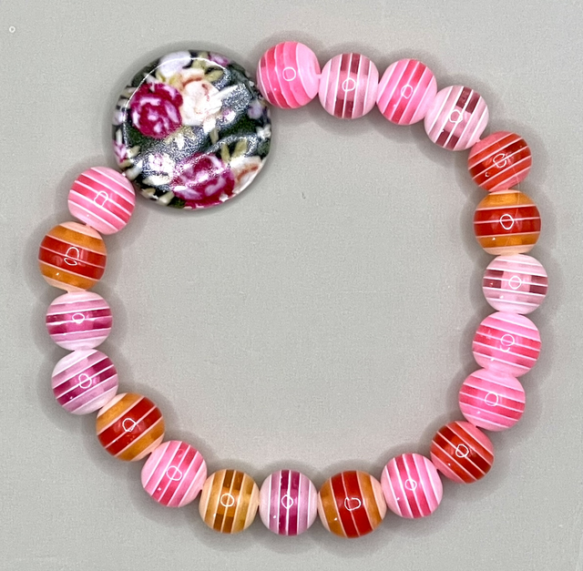 B120 - Bracelet perles résine perle plate fleurs. 