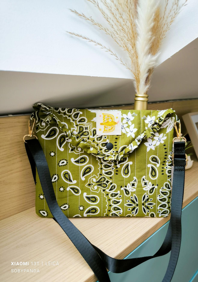 Pochette à froufrous 