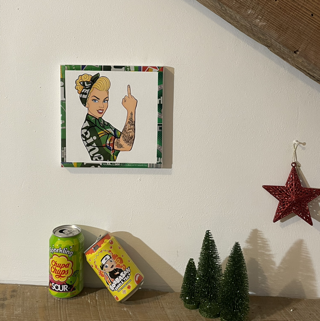 Tableau recyclé pin up 20×20 cm – Pièce unique en canettes recyclées