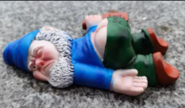 Prachtig tuinbeeldje Dronken Tuinkabouter blauw (15cm)