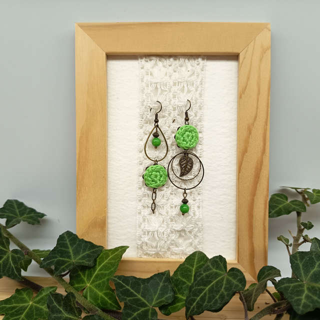 Boucles d&#039;oreille asymétriques Des gouttes de bonheur - Vertes