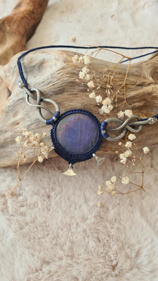 Collier serpent en micro-macramé orné d'une labradorite