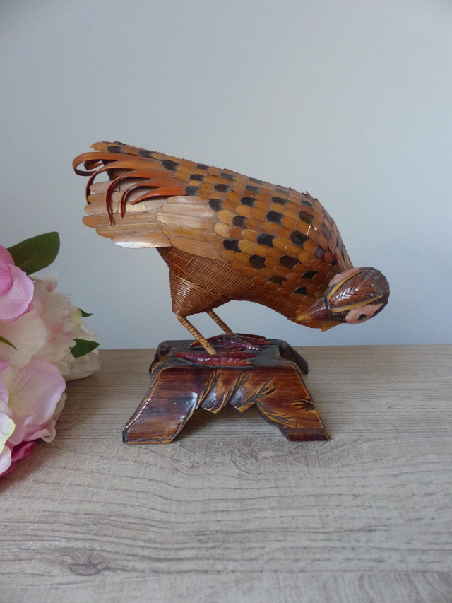 Sculpture artisanale vintage d’un oiseau en bambou et osier – Scène de chasse au faisan sur socle en bois, années 70, fabriquée à la main