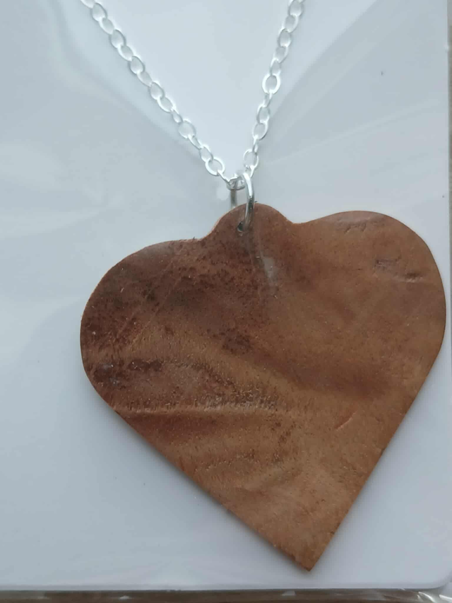 Pendentif cœur en loupe d’orme – bijou artisanal en bois