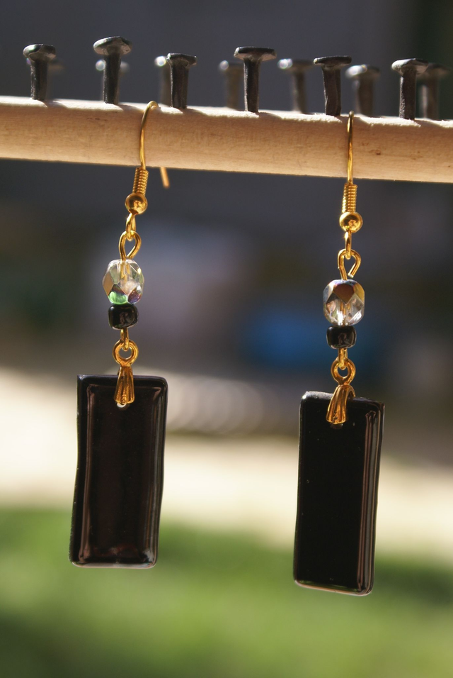 Boucles d&#039;oreilles en verre noir.