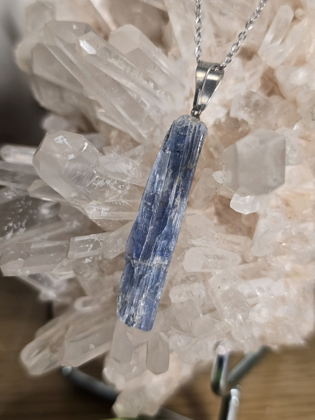 Pendentif en Cyanite bleue brute