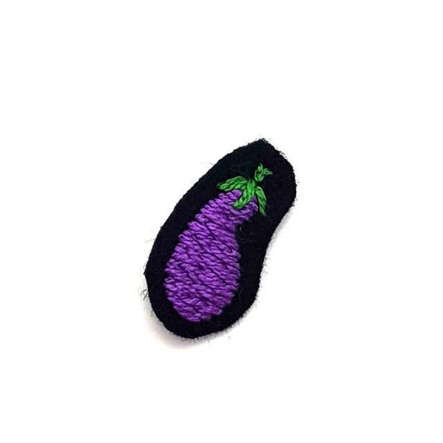 Broche aubergine
