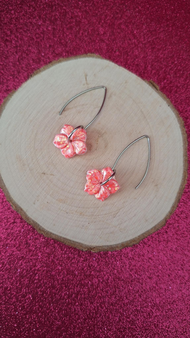 Boucles d'oreilles crochets argentés hibiscus corail/blanc