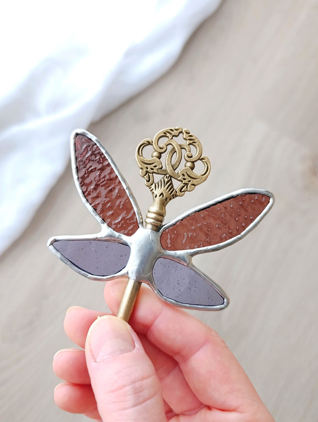 🗝️ Clé volante féerique "Evie" en vitrail