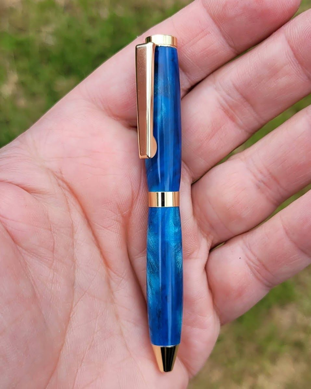 Stylo format CB doré en résine bleue