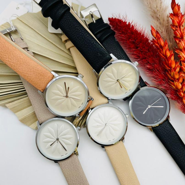 Montre femme en relief 