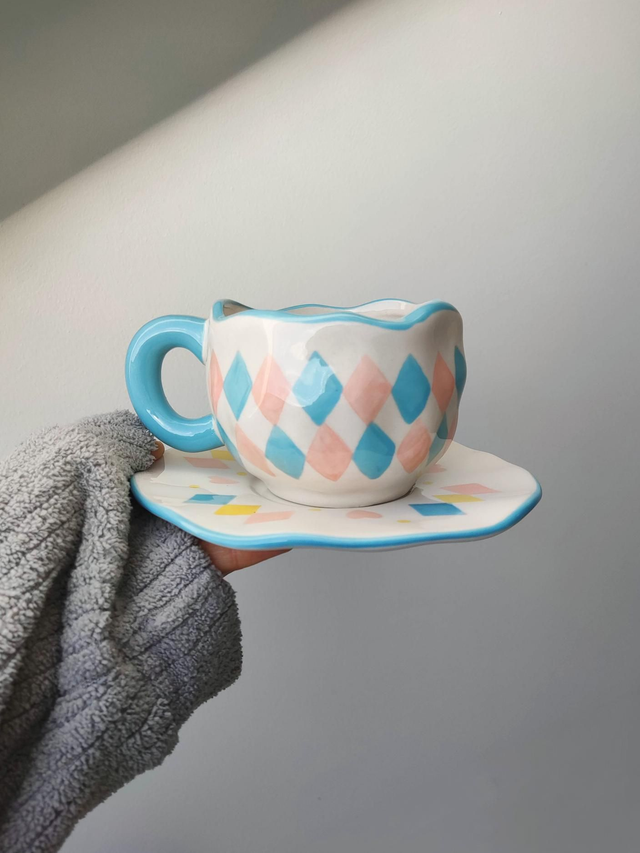 Tasse et soucoupe en céramique peint à la main