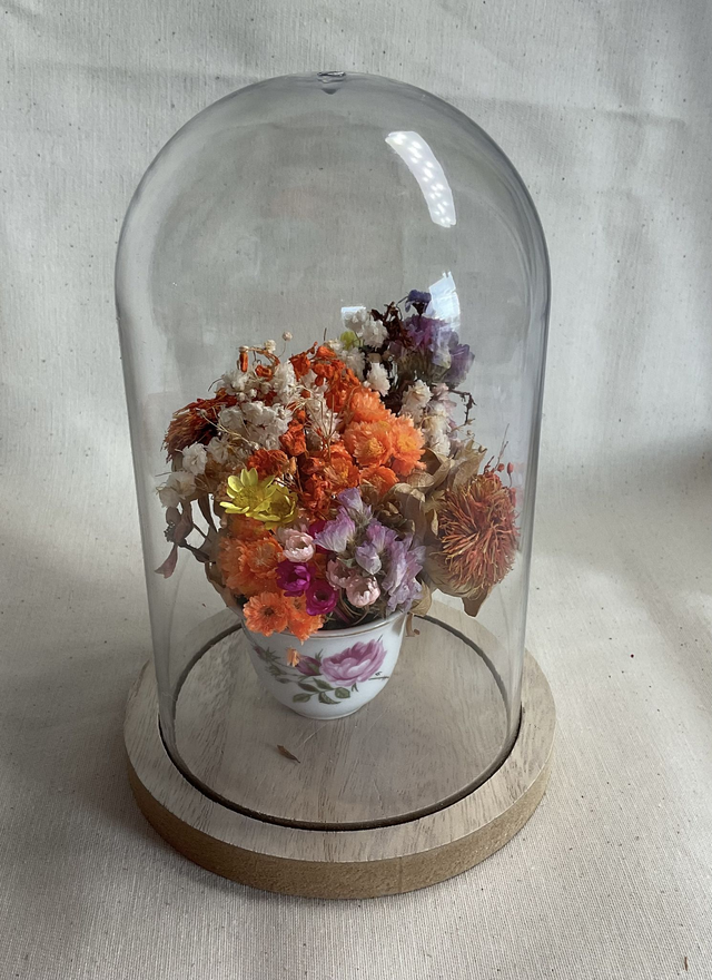 Cloche fleurie dans petite tasse vintage 