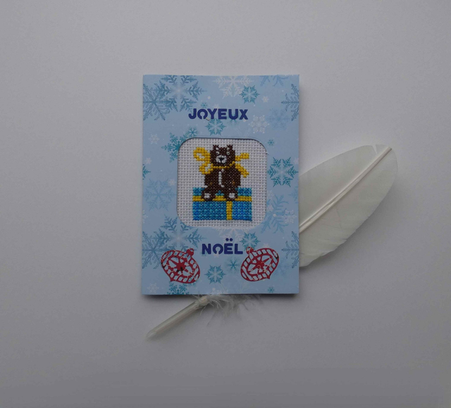 L'ours brodé au cadeau de Noël