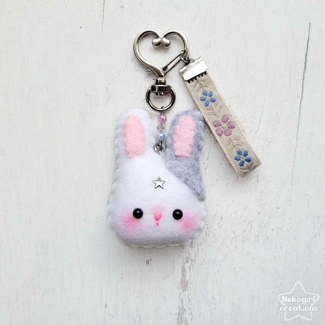 Porte-clé en feutrine fait-main - Lapin blanc et gris
