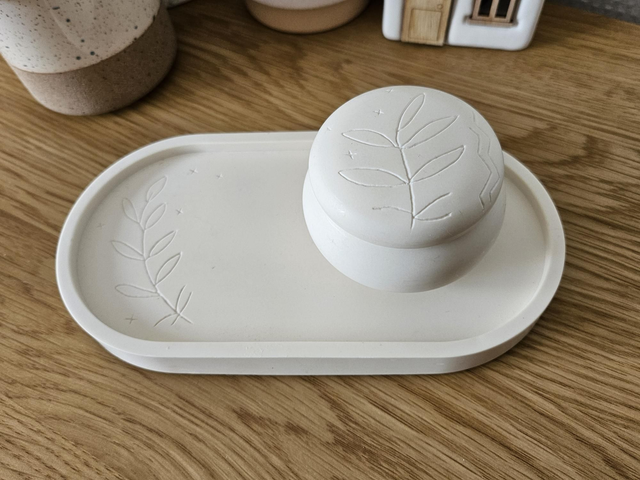 Ensemble tablette et pot gravés