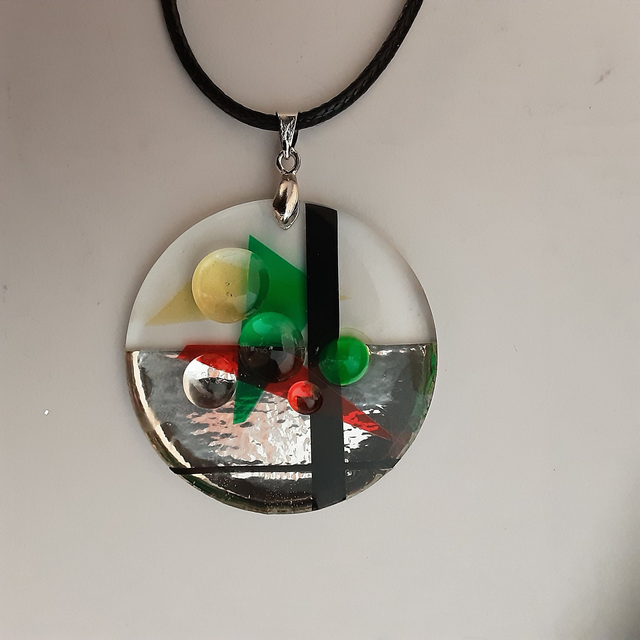 Pendentif rond collection alu partie transparente et partie métallisée incrustation rouge noire et verte et gouttes relief