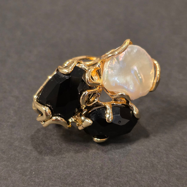 Anello in filo di bronzo placcato oro 24k, con Onice e Perla