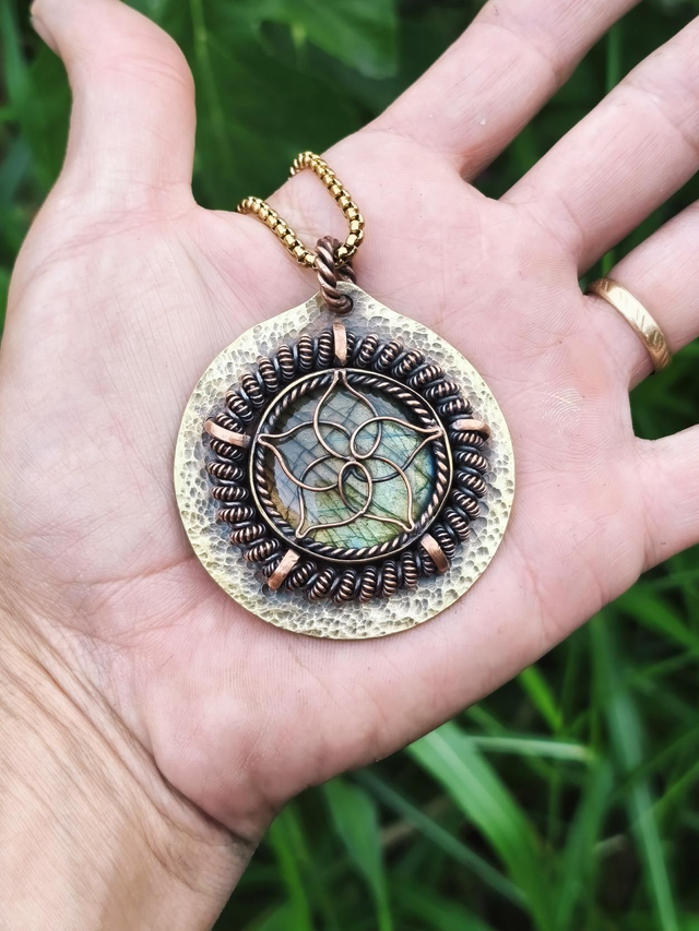 Pendentif Talisman Fleur de Vénus & Labradorite – Pièce Unique Puissante