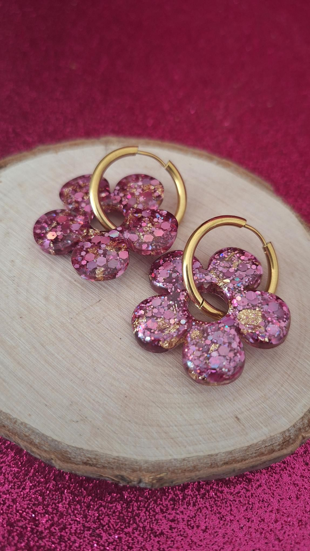 Créoles dorées fleurs paillettes roses et feuilles d'or 