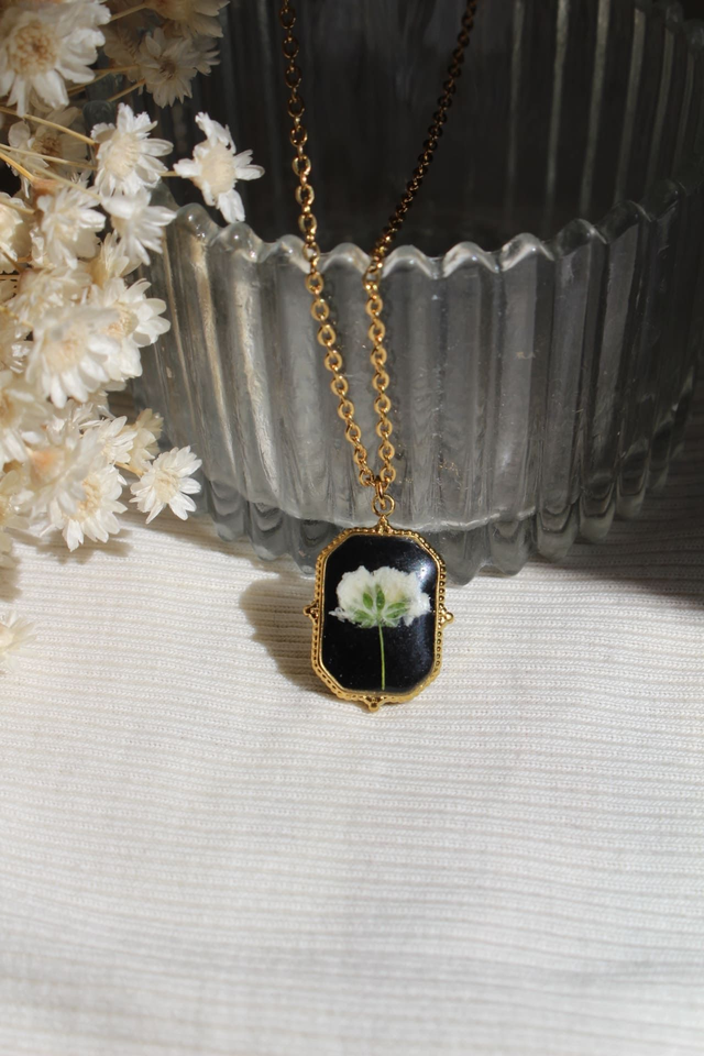 Les colliers noir en fleurs séchées et pressées