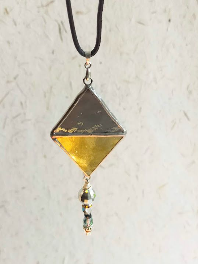 Pendentif en verre doré et argent iridescent, sertis en Tiffany et chaîne en coton ciré noir. Numéro 2