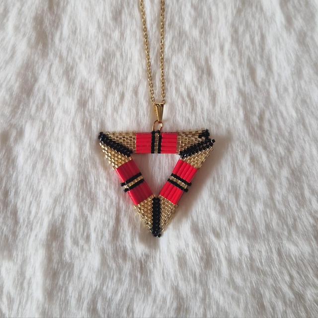 Pendentif triangle doré/rouge/noir