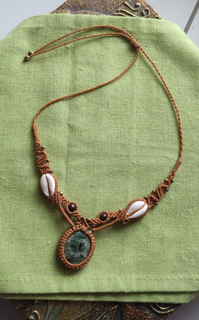 Collier marron orangé avec chrysoprase et coquillages cauris
