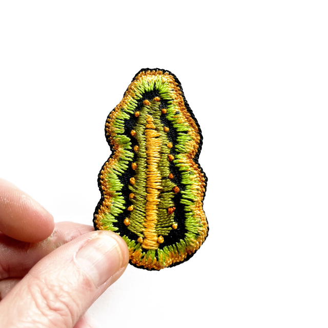 Broches peintes et brodées main (à choisir dans la liste)