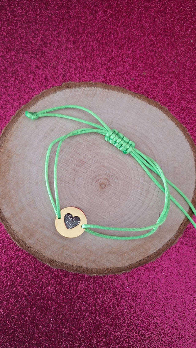 Bracelet cordon vert cœur paillettes noires blanches dorées