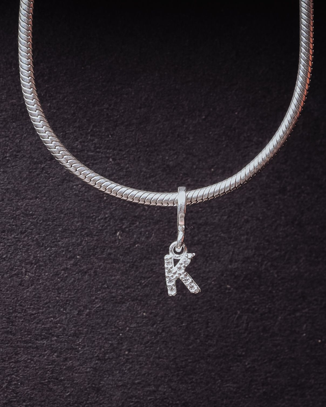 Berloque prata inicial K cravejada 