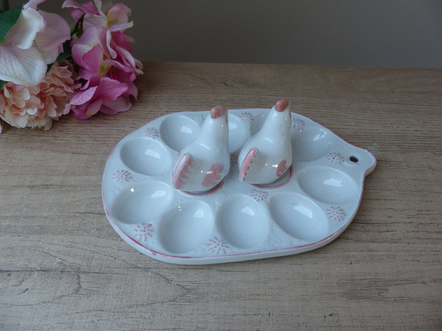 Ancien plat présentoir à œufs en céramique blanche et rose – avec salière et poivrière poules – décoration de cuisine à suspendre ou poser