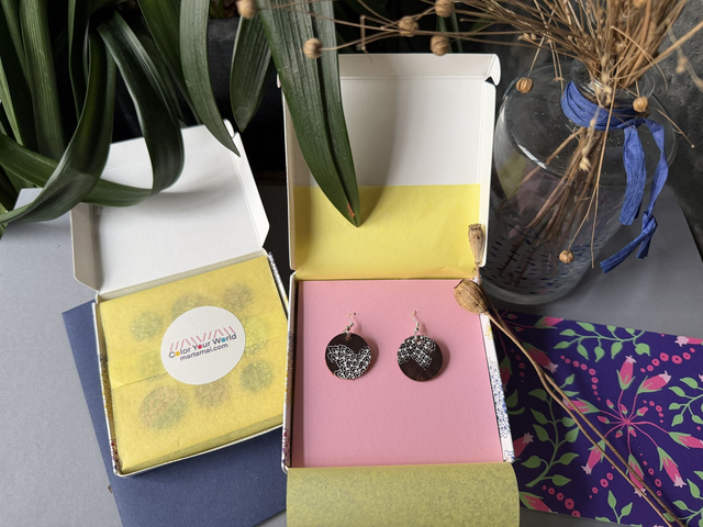 Ohrringe klein aus Rindsleder Siebdruck weiß (inkl. Geschenkbox)