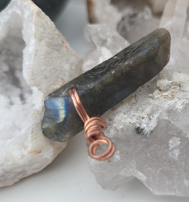 Labradorite pendant - medium