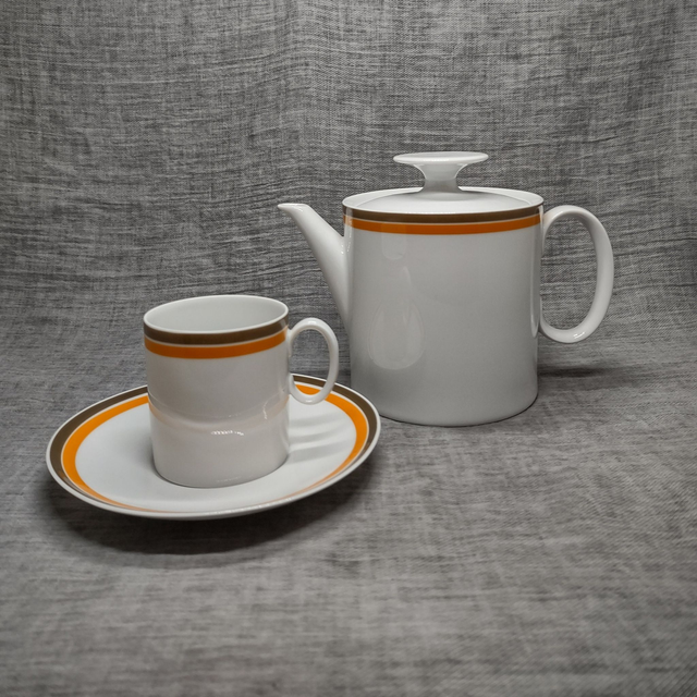 Thomas | Servies met 1 Theepot plus 7 Kop en schotels gemaakt van wit porselein uitgevoerd met een smalle bruine en oranje bies | Vintage